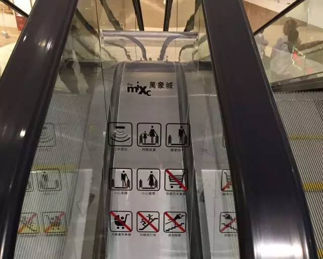 青岛万象城惊魂一幕:电梯吃掉孩子的洞洞鞋